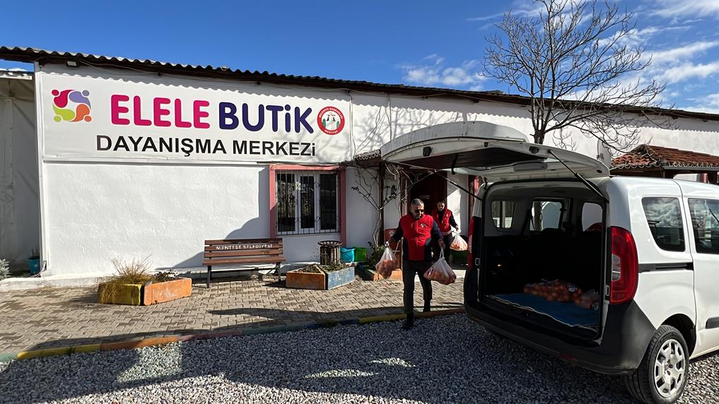 Menteşe Belediyesi 1 Ton Portakal Dağıttı