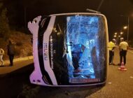 MENTEŞE’DE HAVALİMANI OTOBÜSÜ DEVRİLDİ: 5 KİŞİ YARALANDI