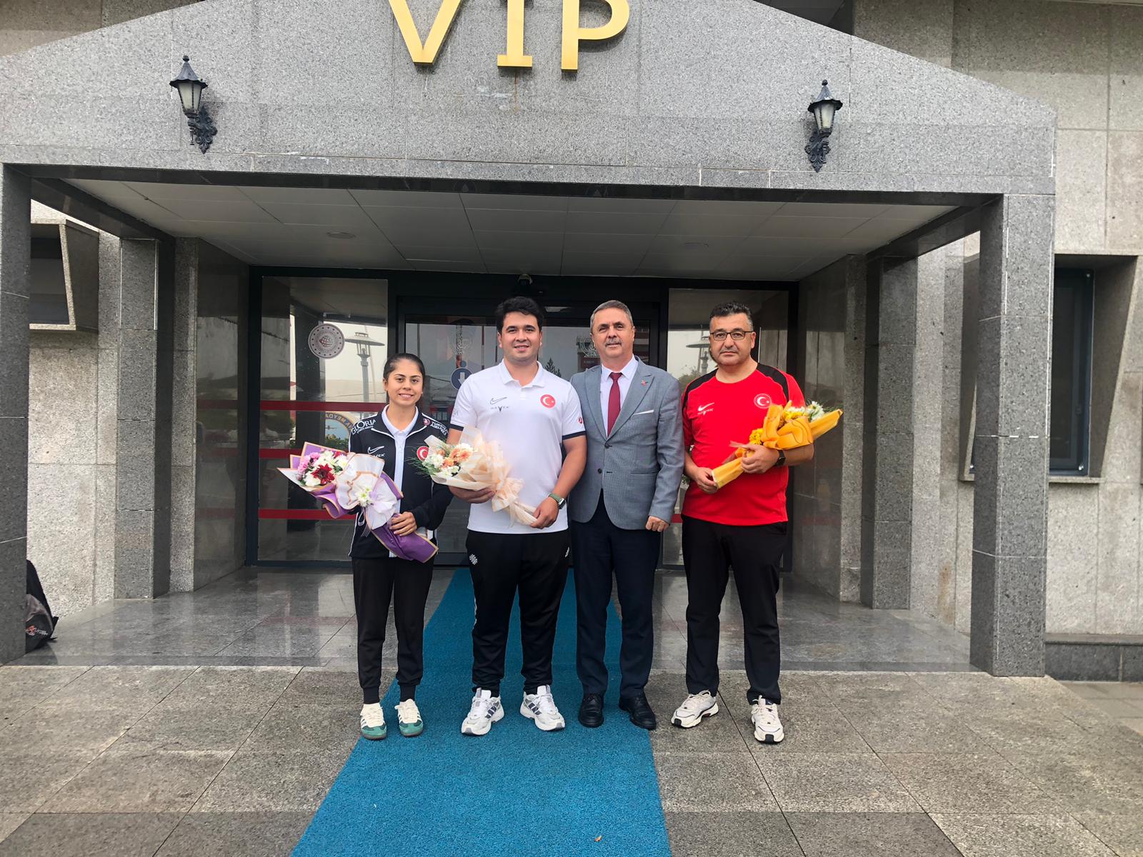 MUĞLALI DÜNYA ŞAMPİYONU EMİRCAN HANEY HAVALİMANINDA ÇİÇEKLERLE KARŞILANDI