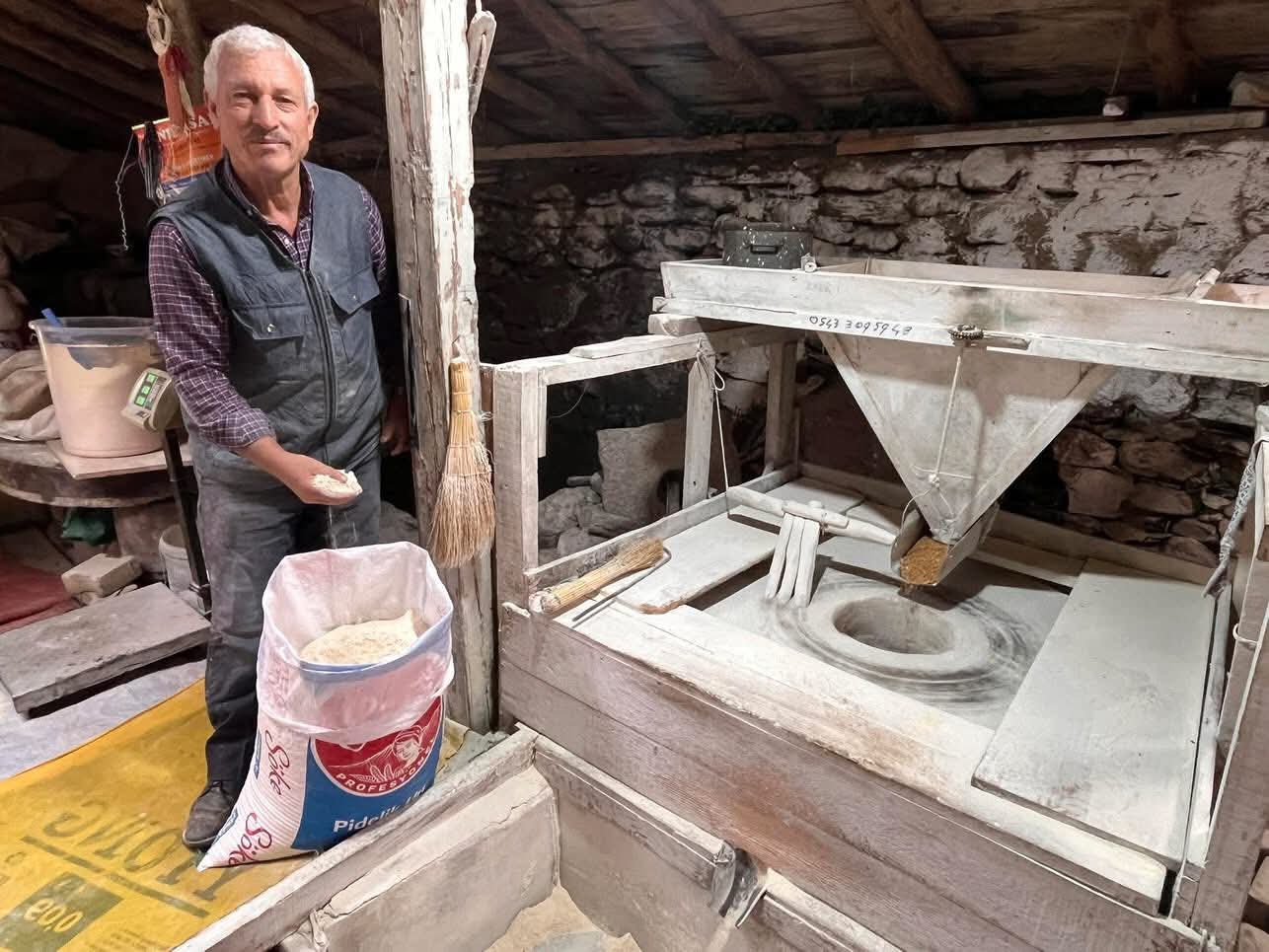 KAVAKLIDERE’DE 300 YILLIK SU DEĞİRMENİ HÂLÂ ÇARKLARINI DÖNDÜRÜYOR