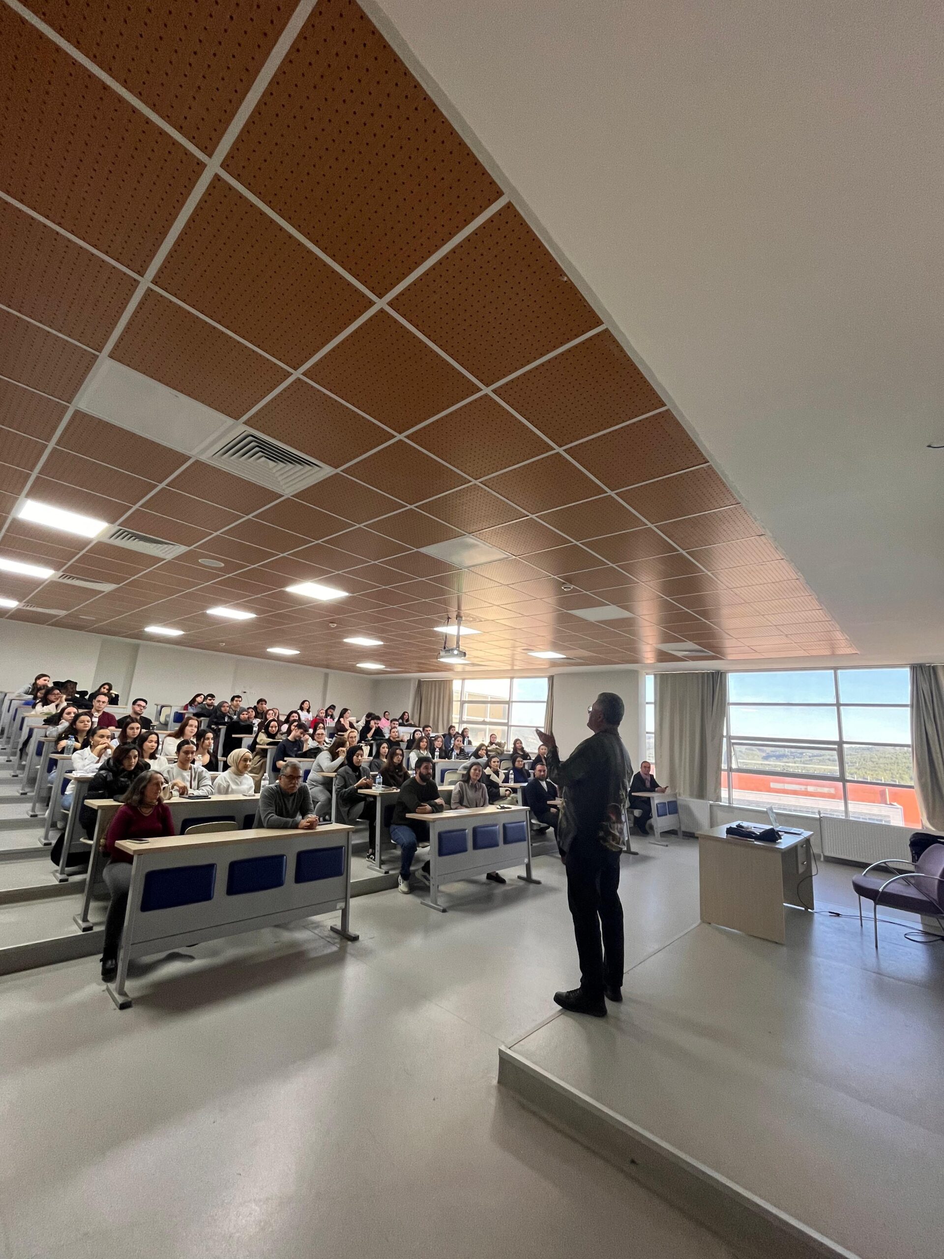 ÜNLÜ ŞEF ÜNİVERSİTE ÖĞRENCİLERİYLE BULUŞTU