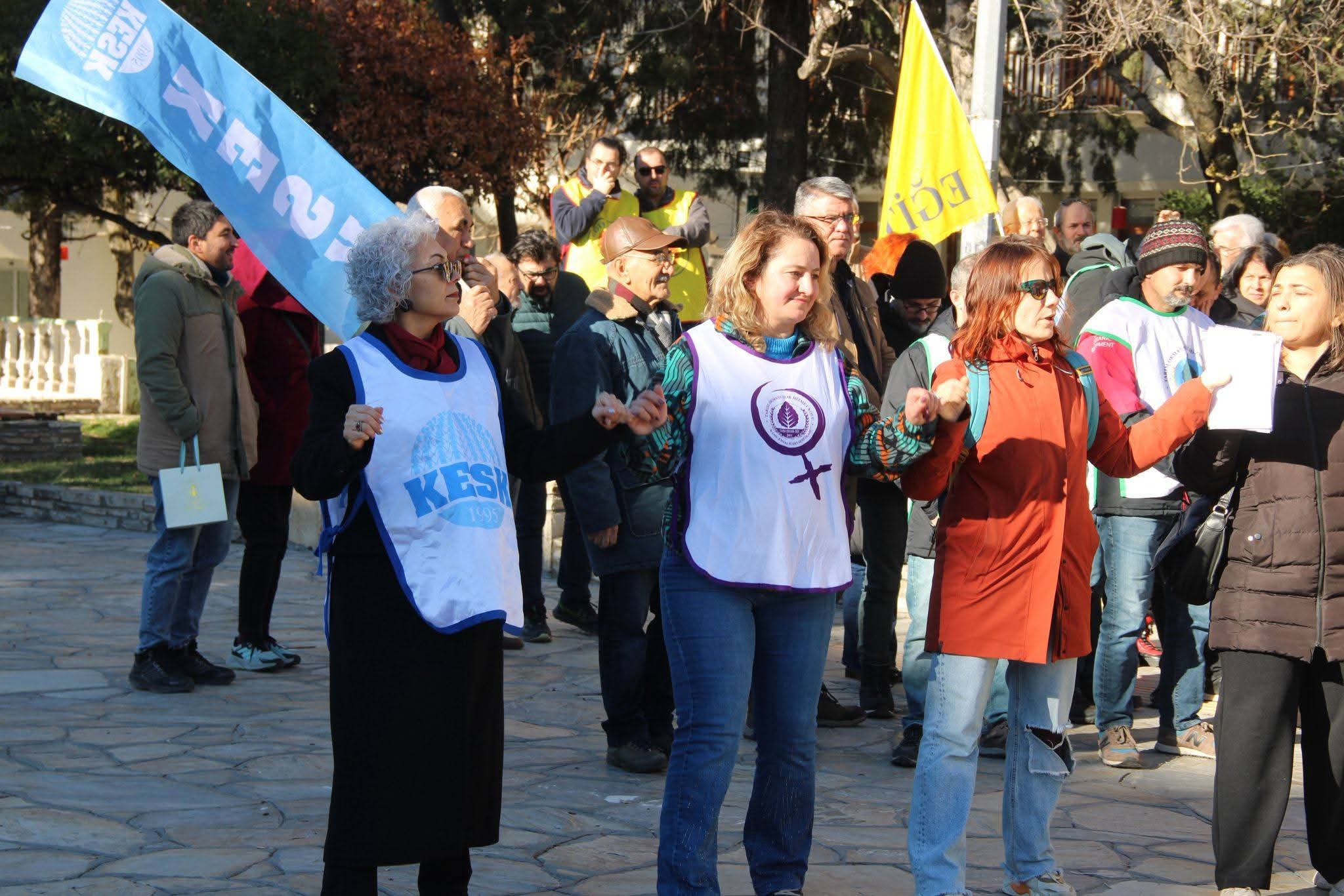 KAMU EMEKÇİLERİ MUĞLA’DA “GEÇİNEMİYORUZ” DİYEREK İŞ BIRAKT